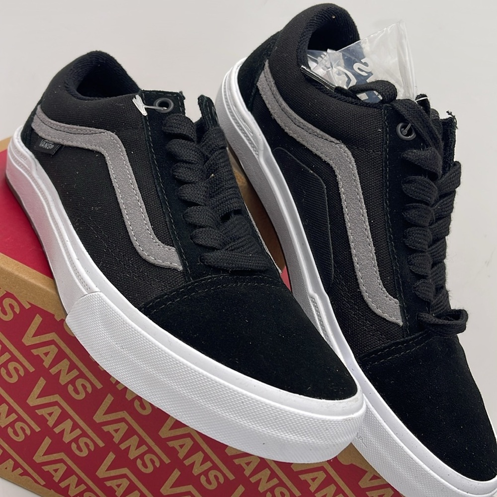 Vans WMNS Black and Gray Sneakers Bmx Old Skool
Black/Gray/White
VN0A5JIP9BG - Picture 6 of 16